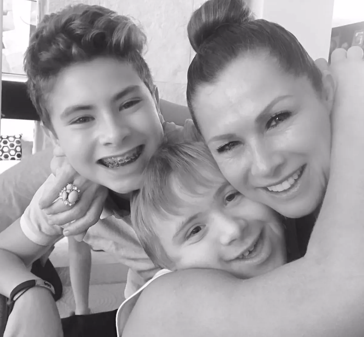 Leticia Calderón y sus hijos.