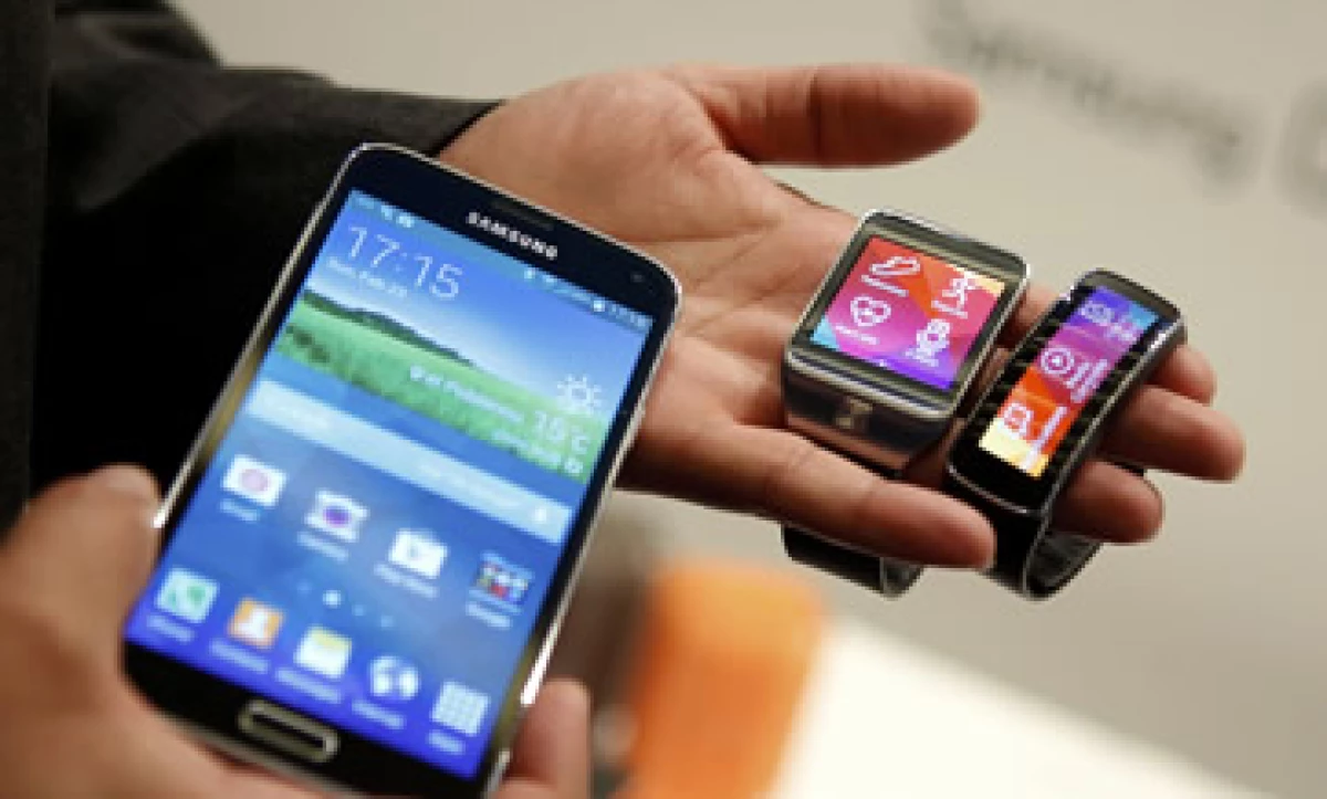 La firma también reveló su nuevo reloj inteligente, el Gear Fit. (Foto: Reuters)