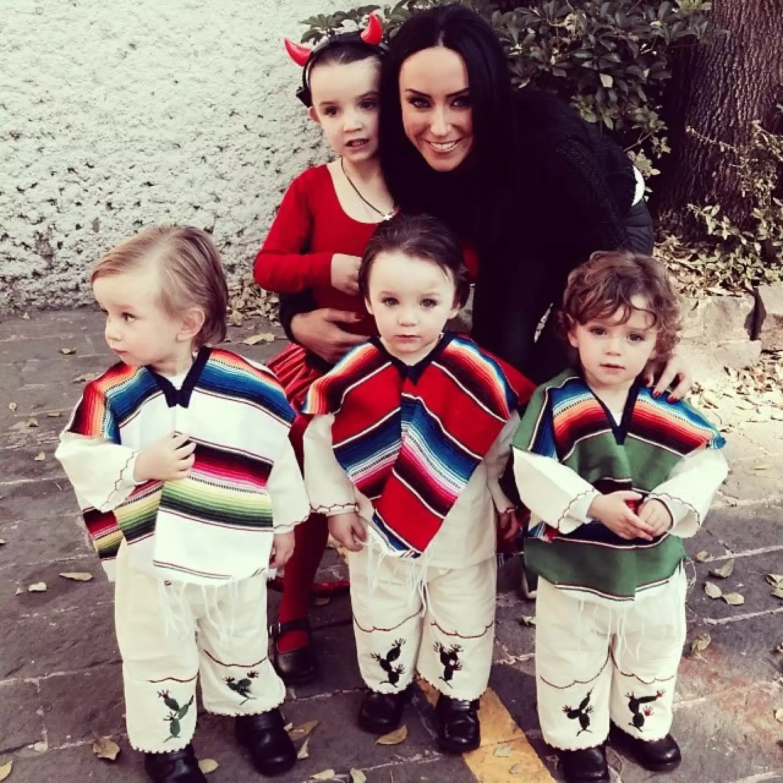 Inés Gómez Mont no se pudo contener y decidió compartir una imagen que robó suspiros con su hija Inesita y sus triates Bruno, Diego y Javier el día de su pastorela.