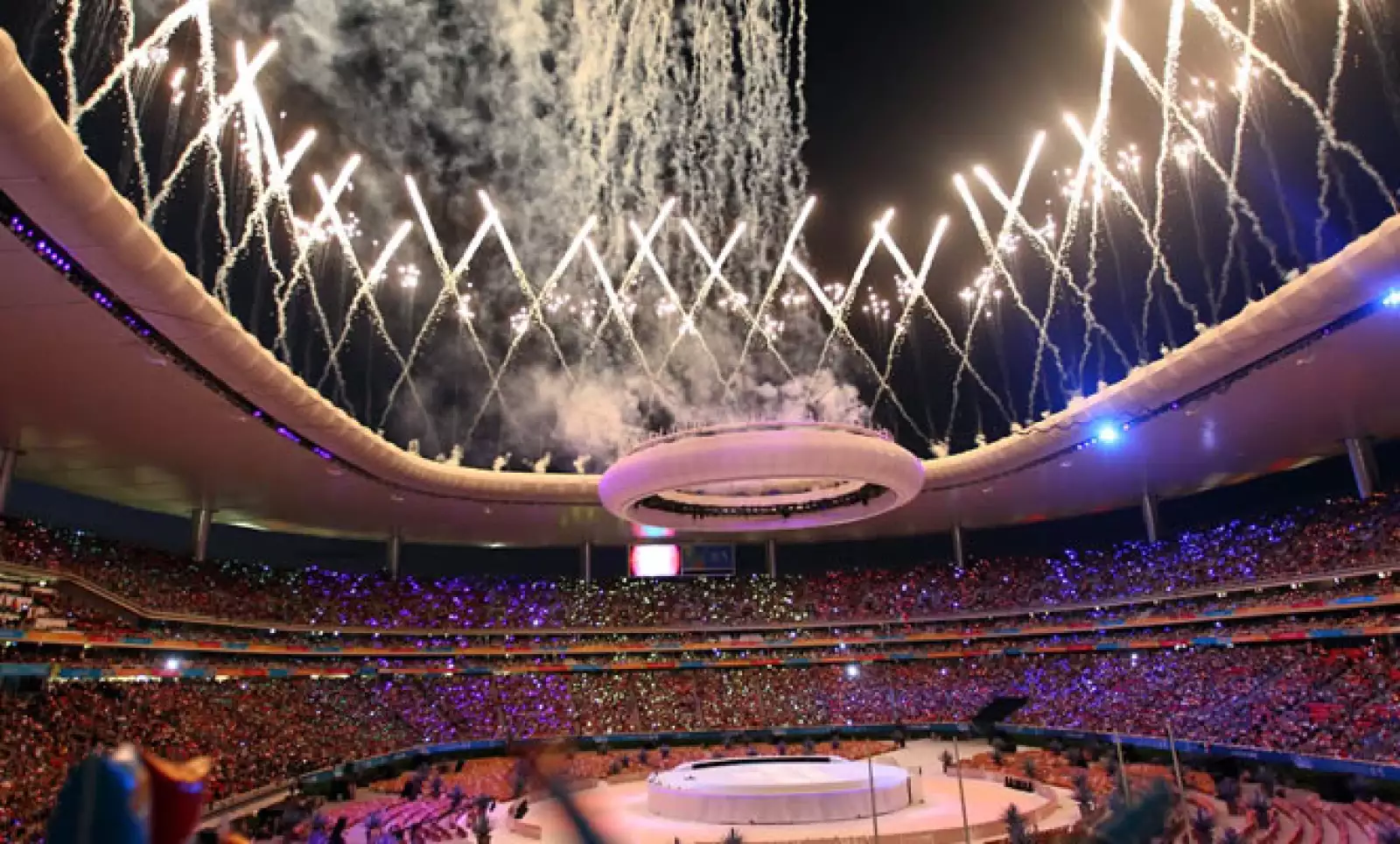 Entre fuegos artificiales y luces de colores decenas de miles de personas dieron el viernes la bienvenida a los Juegos Panamericanos de Guadalajara 2011.