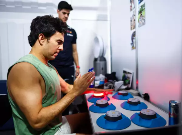 Foto de Checo Pérez en entrenamiento de reflejos.