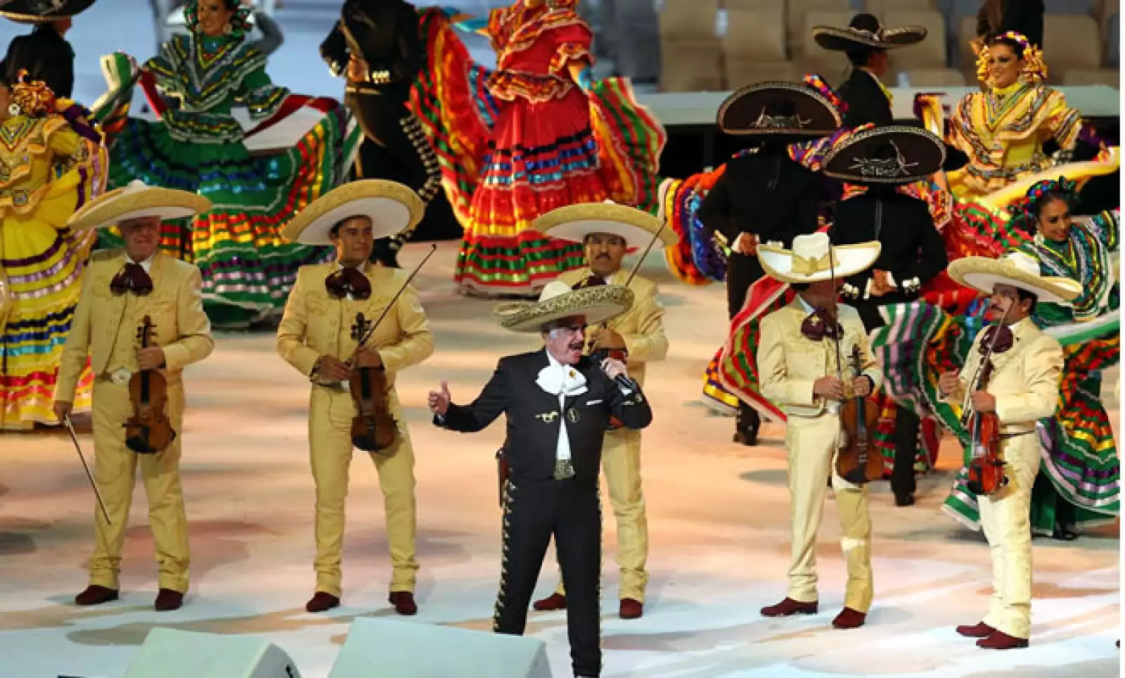 Vicente Fernández inició el espectáculo cantando el himno de México a capella y luego siguió con clásicos de mariachi rodeado de charros montados a caballo y bailarines típicos.