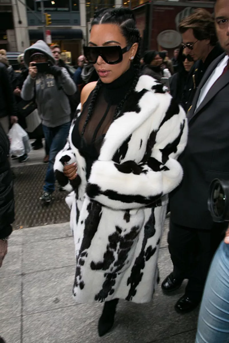 La estrella televisiva se dejó ver a su llegada al Fashion Week de Nueva York, a donde llegó ayer para ver el desfile de la marca de su esposo Kanye West.