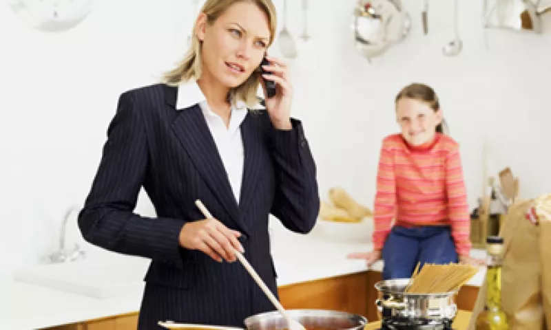 De acuerdo con estimaciones del INEGI, de cada 100 viviendas en el país 25 están a cargo de una mujer. (Foto: Thinkstock)