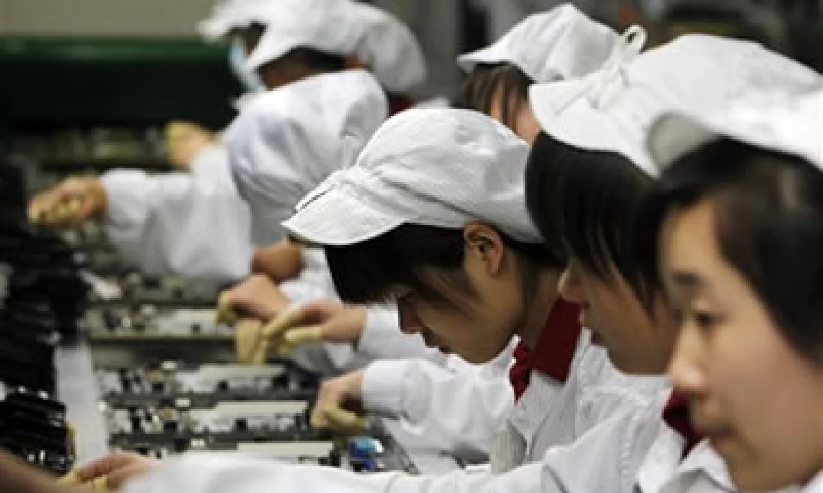 Apple y Foxconn acordaron rebjaar el número de horas trabajadas en las plantas donde se manufactura la iPad y el iPhone. (Foto: AP)