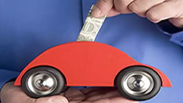 Antes de contratar un seguro para auto consulta el catálogo de la Condusef. (Foto: Getty Images)