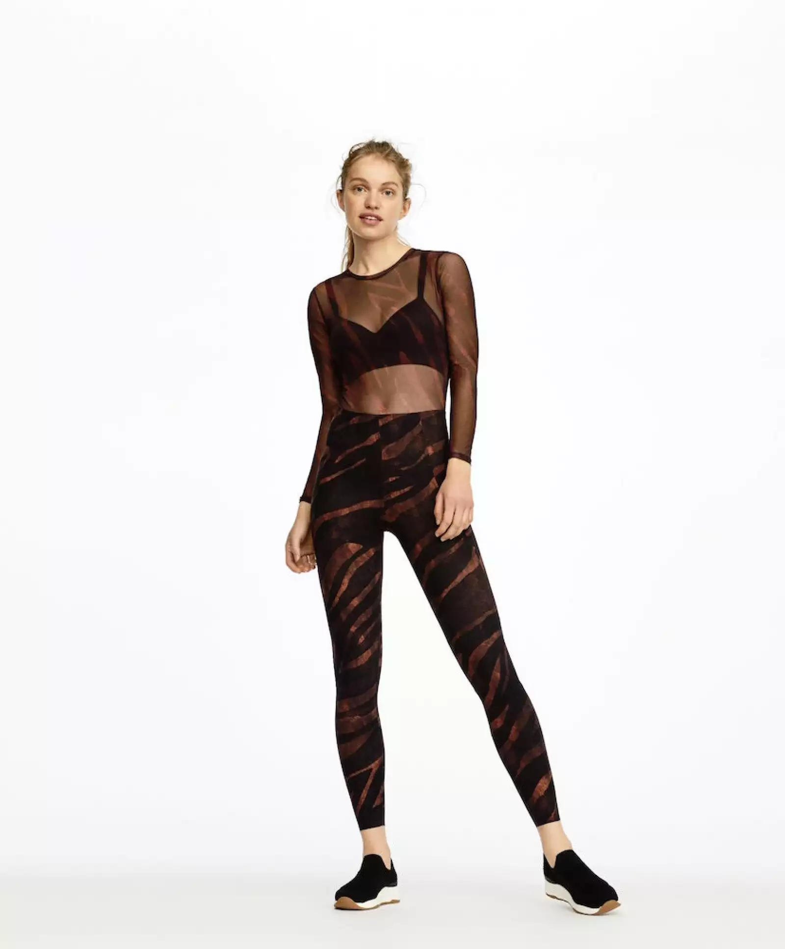 Si no eres tanto de top corto, usa esta blusa transparente sobre tu bra deportivo, el look completo tiene el mismo estampado, ¡lo queremos ya! 
Oysho.com / top transparente: $499, top: $599, leggins: $559