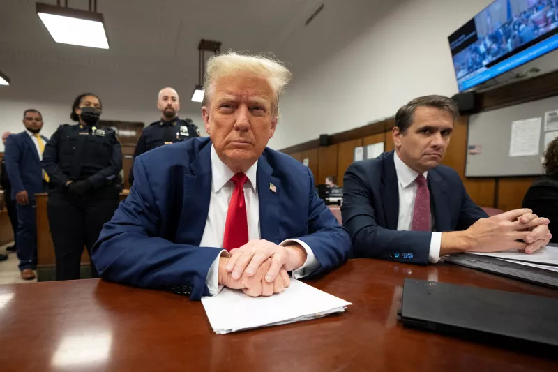 El candidato presidencial republicano y expresidente de los Estados Unidos, Donald Trump, se sienta en la sala del tribunal, mientras continúa su juicio penal por cargos de que falsificó registros comerciales para ocultar el dinero pagado para silenciar a la estrella porno Stormy Daniels en 2016, en el tribunal estatal de Manhattan en la ciudad de Nueva York, EE. UU., el 6 de mayo de 2024.