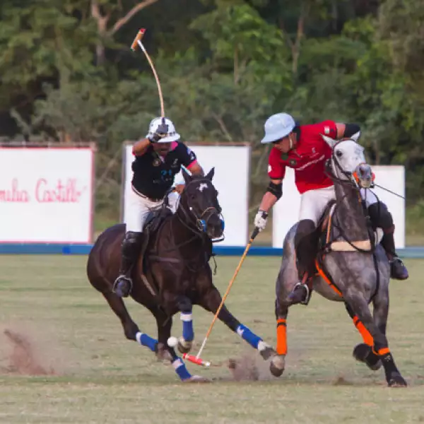 Acción de la final de la Copa Agua Alta. Porsche Vs USA Costa Careyes