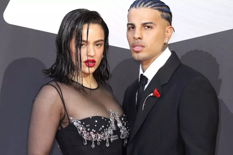 Rosalía y Rauw Alejandro en la alfombra roja de los Grammys 2022