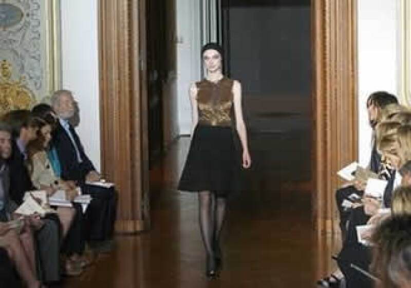 La crisis obliga a la industria de la Haute Couture o Alta Costura a considerar sus precios y materiales. En la foto, desfile en Paris otoño-invierno 2009. (Foto: AP)