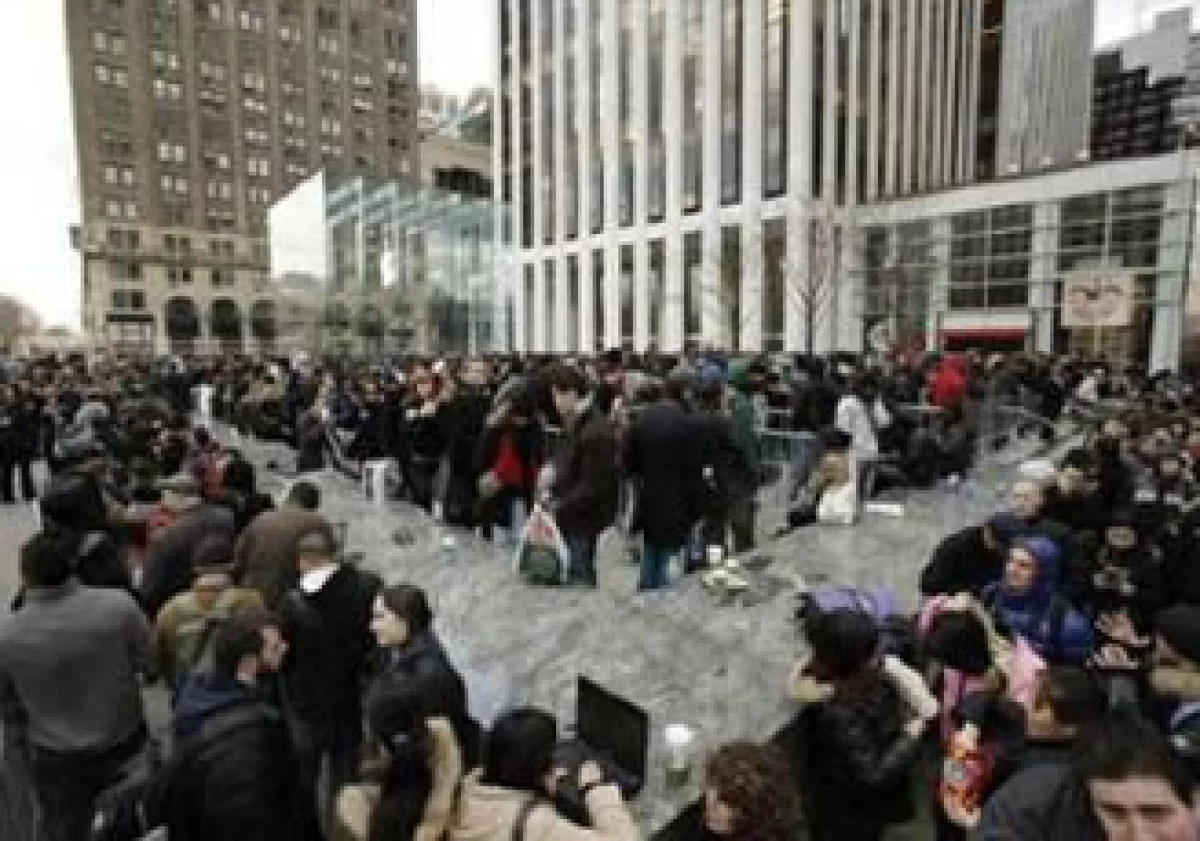Cada mañana, una multitud de compradores se reúne afuera de las tiendas Apple, a más de dos semanas del lanzamiento. (Foto: Fortune)