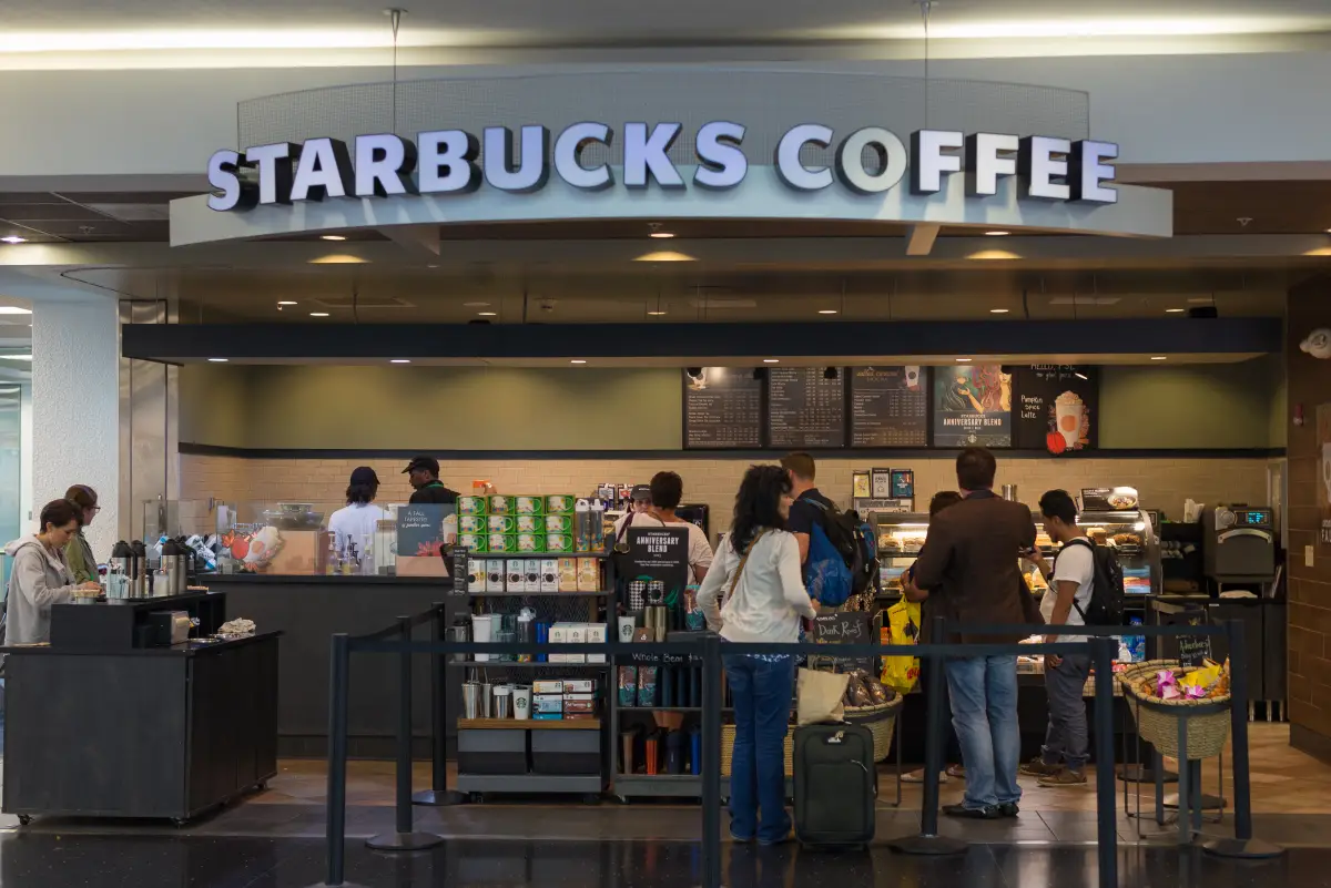 Alsea espera abrir cerca de 100 Starbucks en 2022. (iStock)