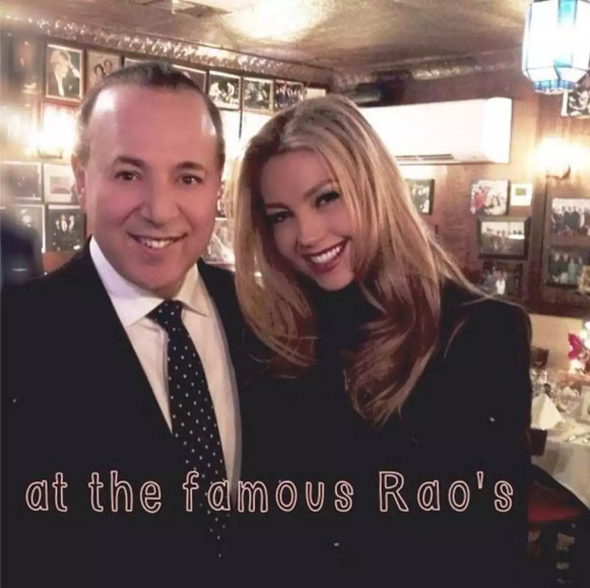 Thalía compartió esta imagen a lado de su esposo Tommy Mottola pevio a su aniversario de matrimonio.