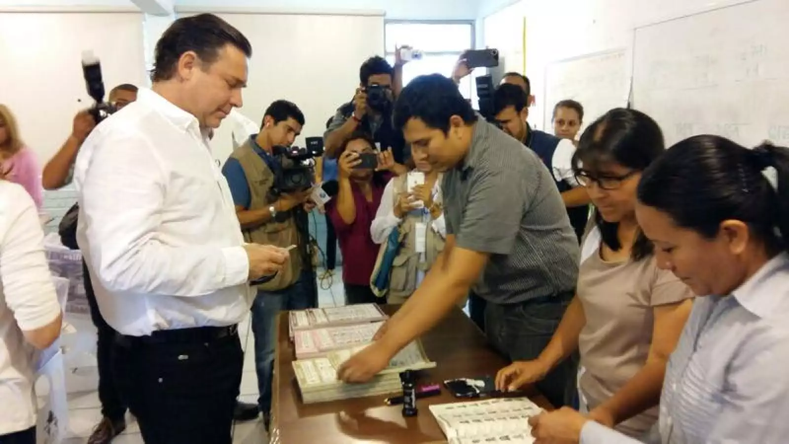 Eugenio Hernández, exgobernador de Tamaulipas, acudió a votar este domingo  e incluso reveló por quiénes favoreció con su voto. Hernández es requerido por la Administración para el Control de las Drogas (DEA) por supuestamente operar un sistema de lavado de dinero.