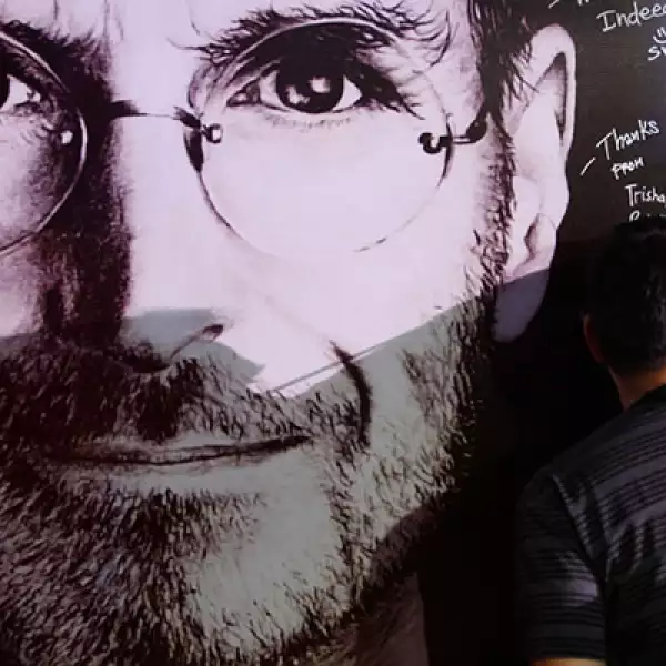 Mientras las tienda de Apple abrían sus puertas, la gente dejaba mensajes para recordar al CEO de la firma, Steve Jobs, fallecido el 5 de octubre.