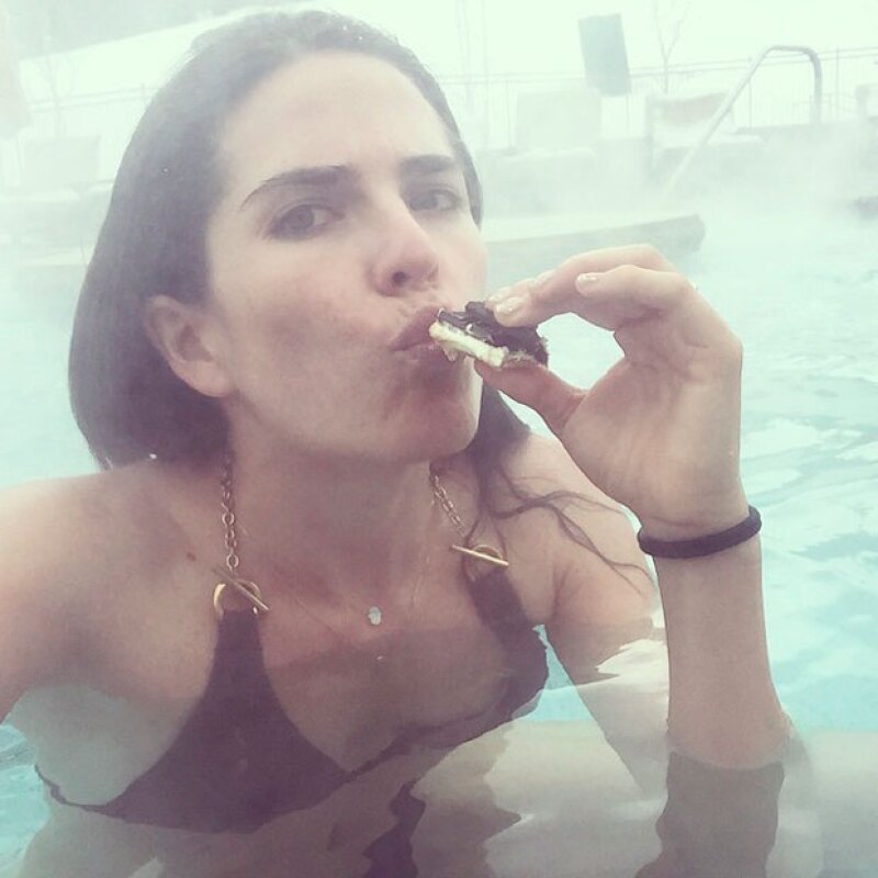 Además de esquiar con una de las personas más profesionales en dicho deporte, Karla se relajó en las aguas termales del lugar.