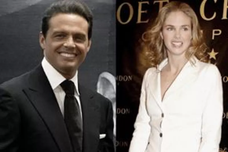 Durante su estancia en Tenerife, el cantante y la mexicana se hospedaron en diferentes hoteles, aunque sí se reunieron para comer con sus amigos el torero Enrique Ponce y su esposa, Paloma.