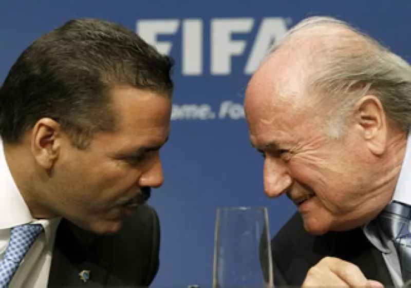 Ronald Noble, secretario general de la Interpol (izq), y Joseph Blatter, presidente de la FIFA (der), firmaron el convenio. (Foto: Reuters)
