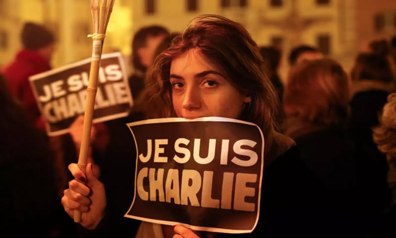 Miles de personas marcharon, mientras que el Gobierno condenó el ataque.