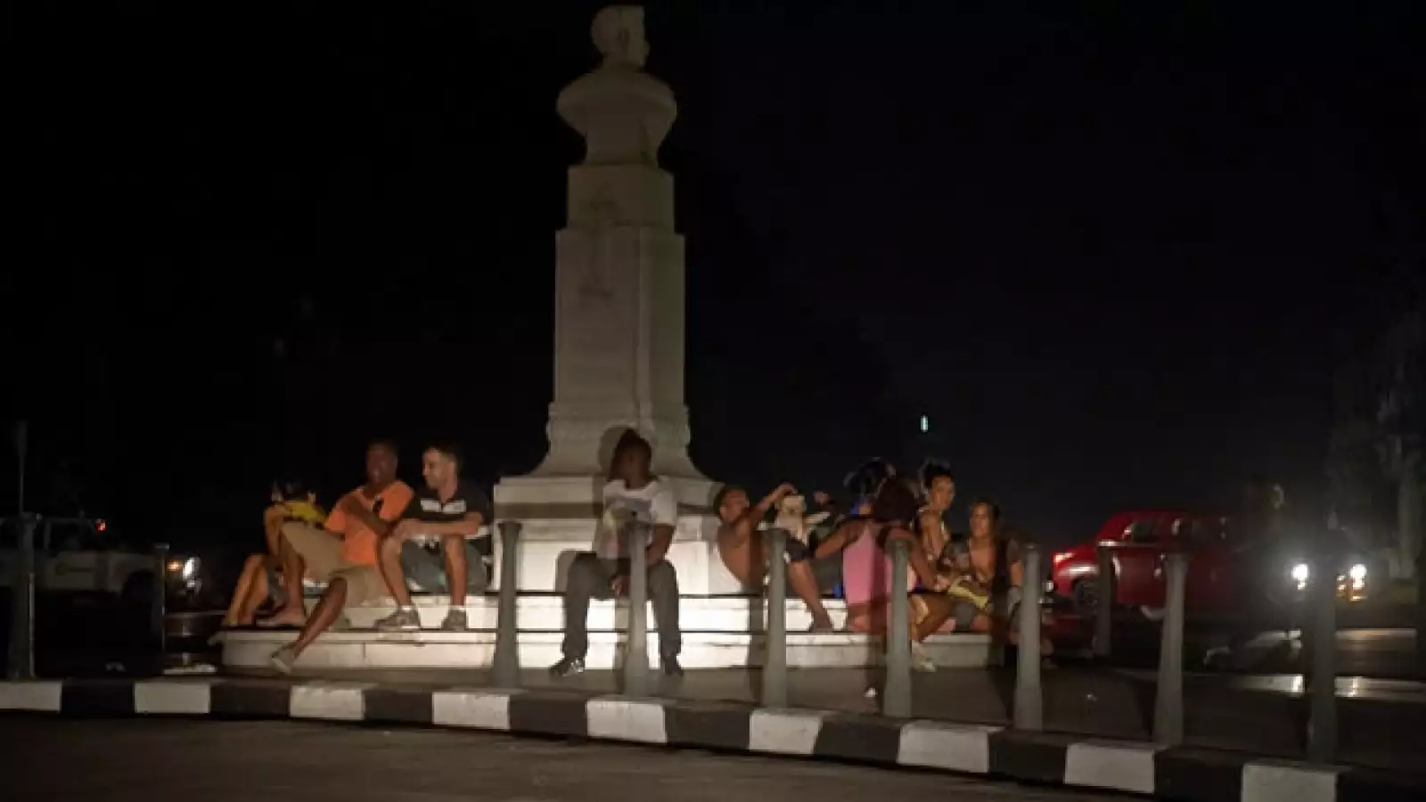 Cubanos sufren corte de corriente eléctrica