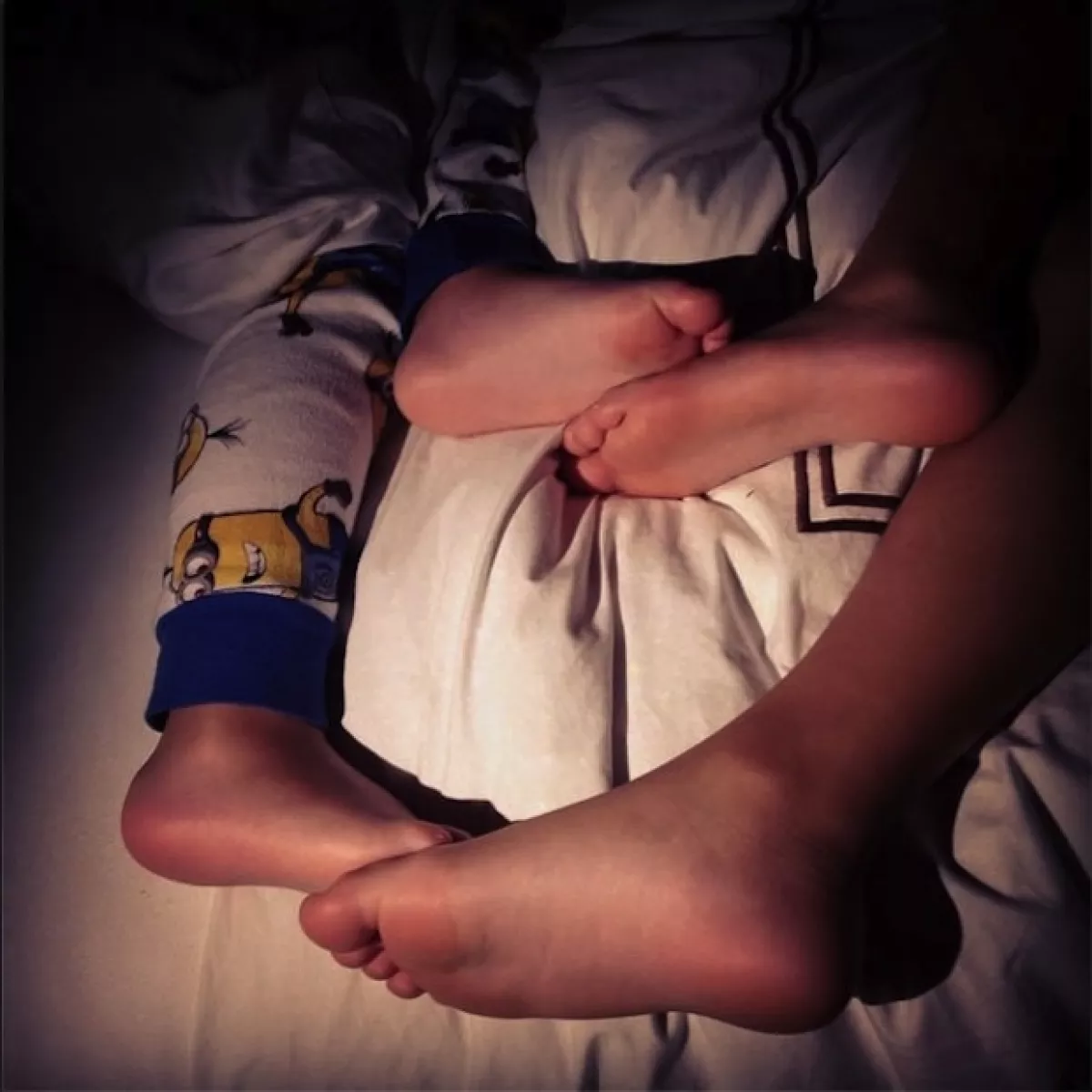 Una foto de los pies de sus pequeÃ±os mientras duermen.