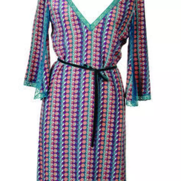 Vestido con orillas en encaje y detalles en turquesa y durazno. De Alberta Ferreti