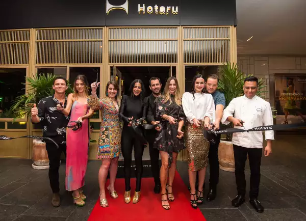 Bárbara de Regil, sus socios y el chef cortando listón del nuevo restaurante Hotaru