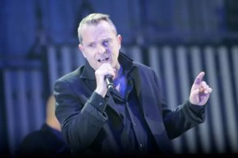 El cantante presentó el recopilatorio "Bosegrafía 1986-2005", un cofre para coleccionistas que incluye toda su discografía de las últimas dos décadas.