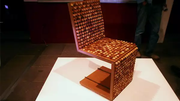 6. The ec chair nace de la idea de unir dos materiales reciclables como el MDF y los corchos de botellas de vino. El MDF sirve como base para el producto de deshecho: corchos de botellas de vino, cuya capacidad de compresión y textura brindan al producto