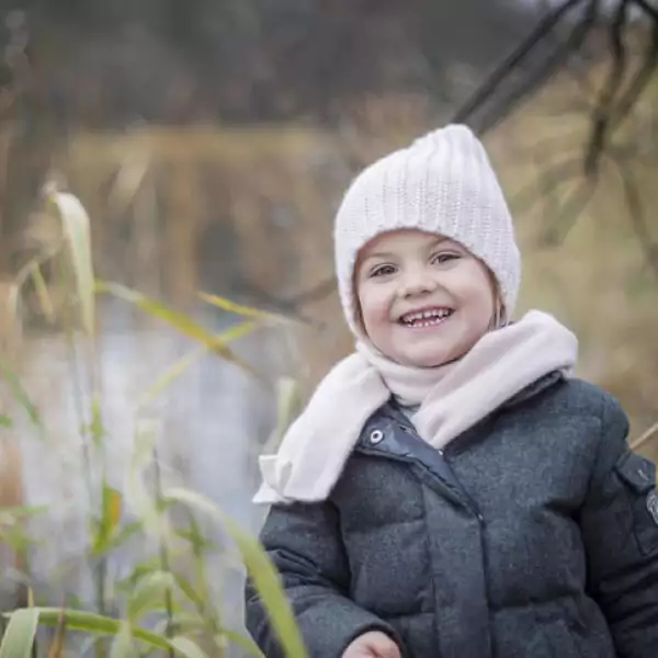La princesa Estelle de Suecia volvió a demostrar que es la royal más carismática, posando para la prensa en el Hagga Park, cerca del palacio donde vive con sus padres, los príncipes herederos.