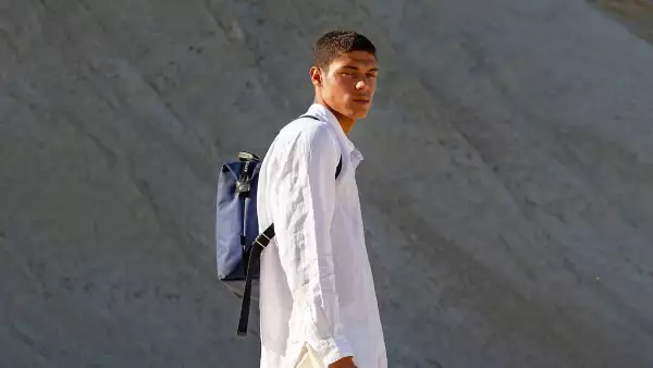 Modelo con mochila de Longchamp