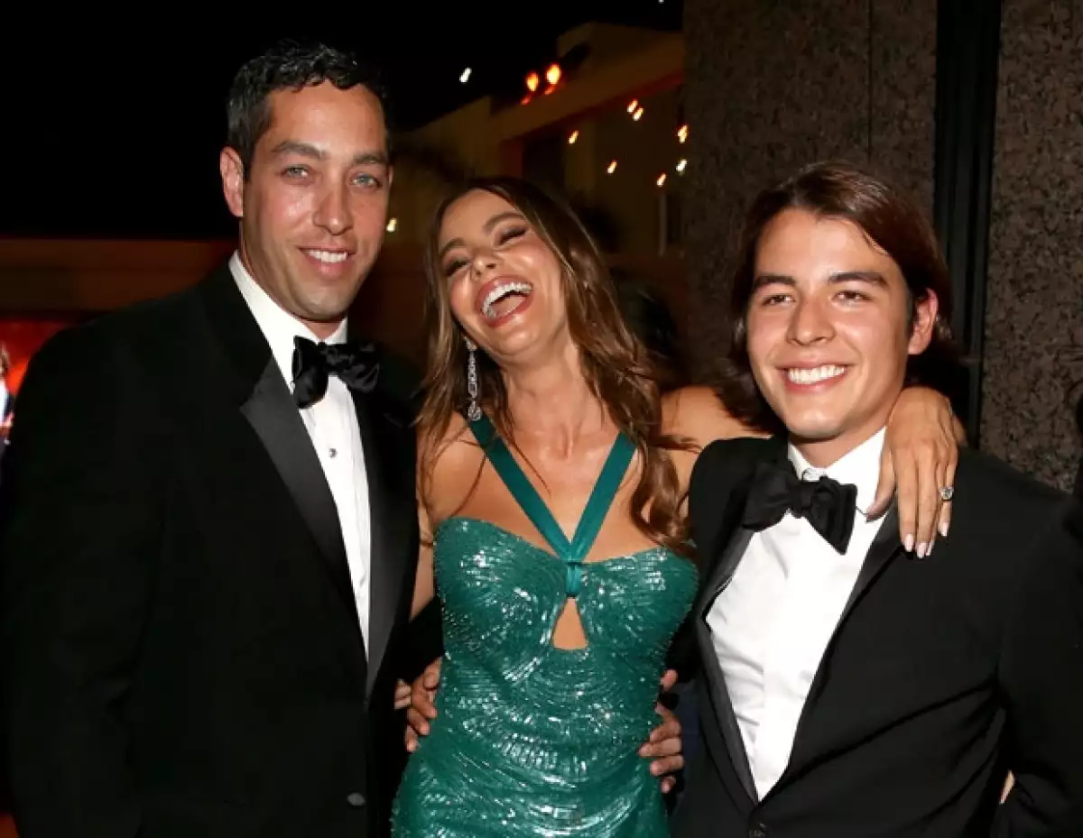 El prometido de la actriz aclaró en un portal estadounidense que todo comenzó cuando el personal de seguridad no le permitió a Nick acompañar a su novia a pedirles a unos comensales más espacio.