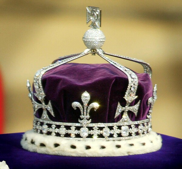 CEREMONIAL PROCESSION BEARING THE COFFIN OF THE QUEEN MOTHER FROM ST JAMES' PALACE TO WESTMINSTER HALL, LONDON, BRITAIN - 05 APR 2002