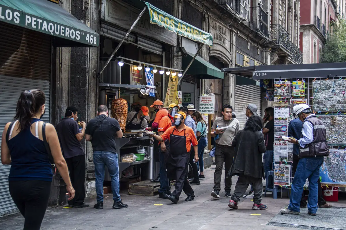 Los establecimientos de comida solo tienen permitido el servicio para llevar lo que en algunos establecimientos del Centro Histórico se genera aglomeración en la vía pública