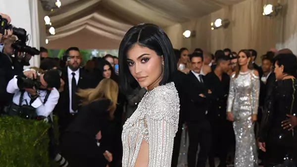 La hermana de Kendall Jenner hizo su debut en la gala del Met y sufrió al lucir su vestido Balmain.