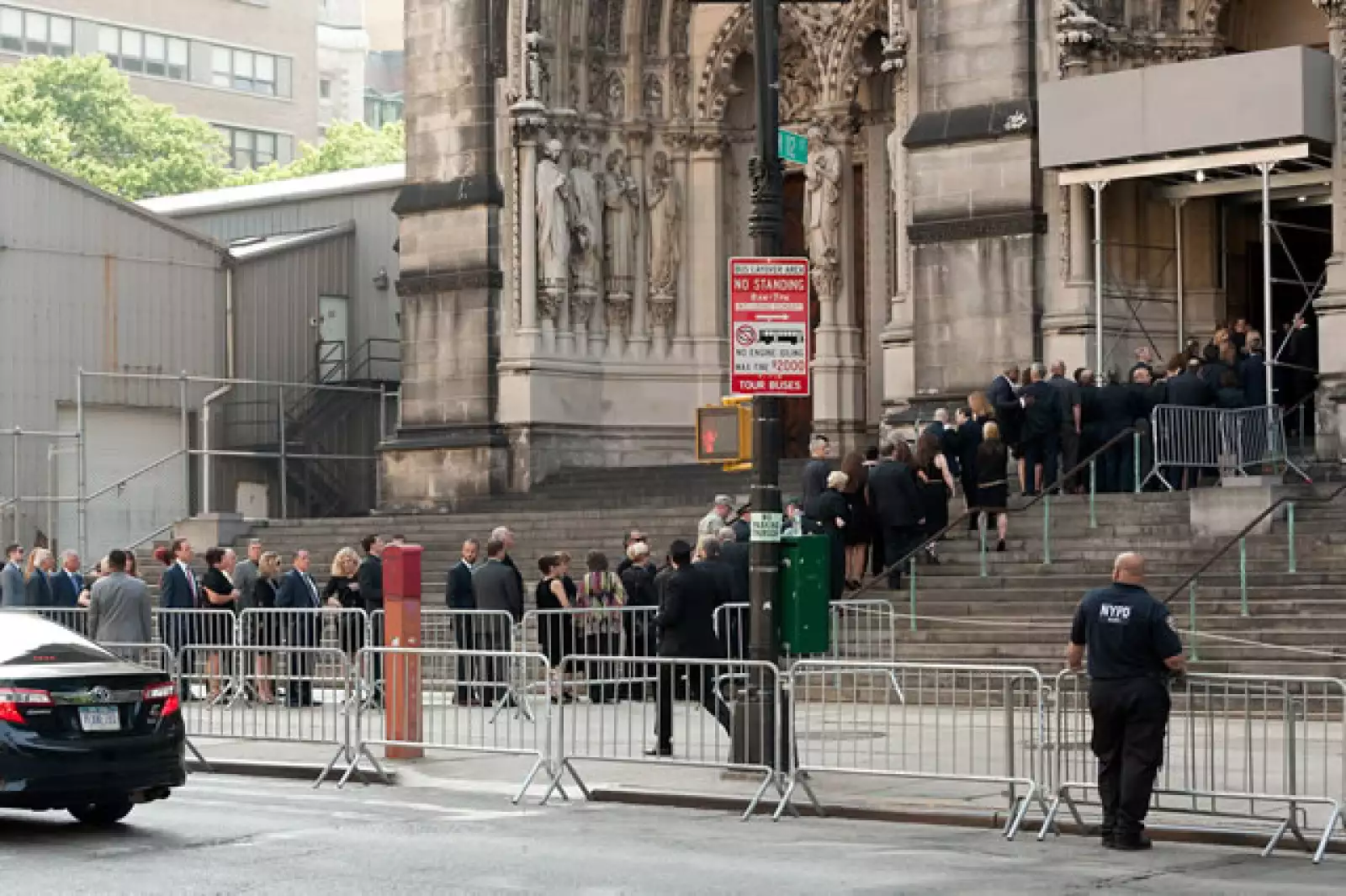 Unos mil 800 amigos y admiradores del actor fallecido el 19 de junio, asistieron hoy a su funeral en la catedral de San Juan el Divino, en Nueva Jersey.