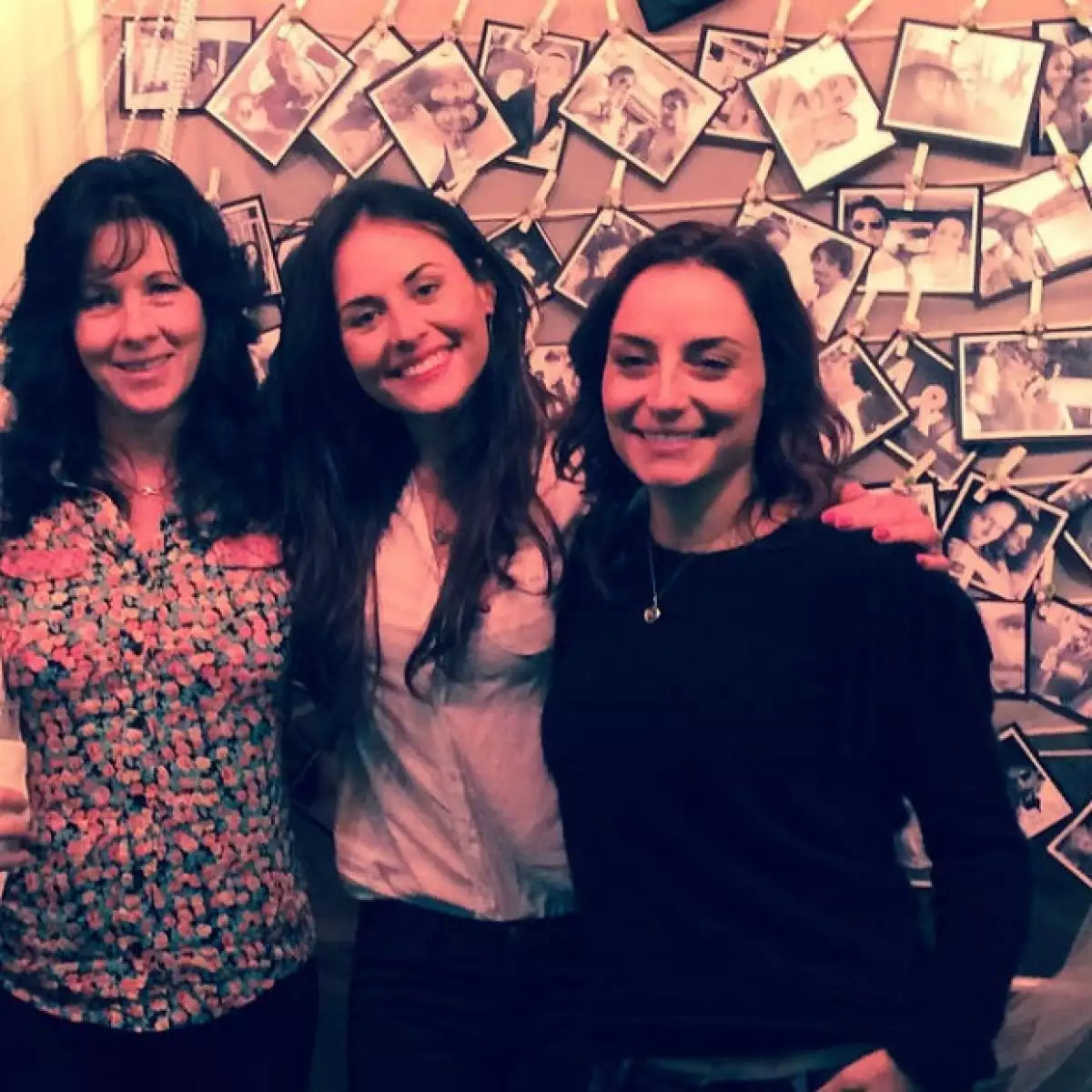 Zuria Vega junto a Leonora Sisto y Marimar Vega. Detrás de ellas, un mural de fotos de la pareja.