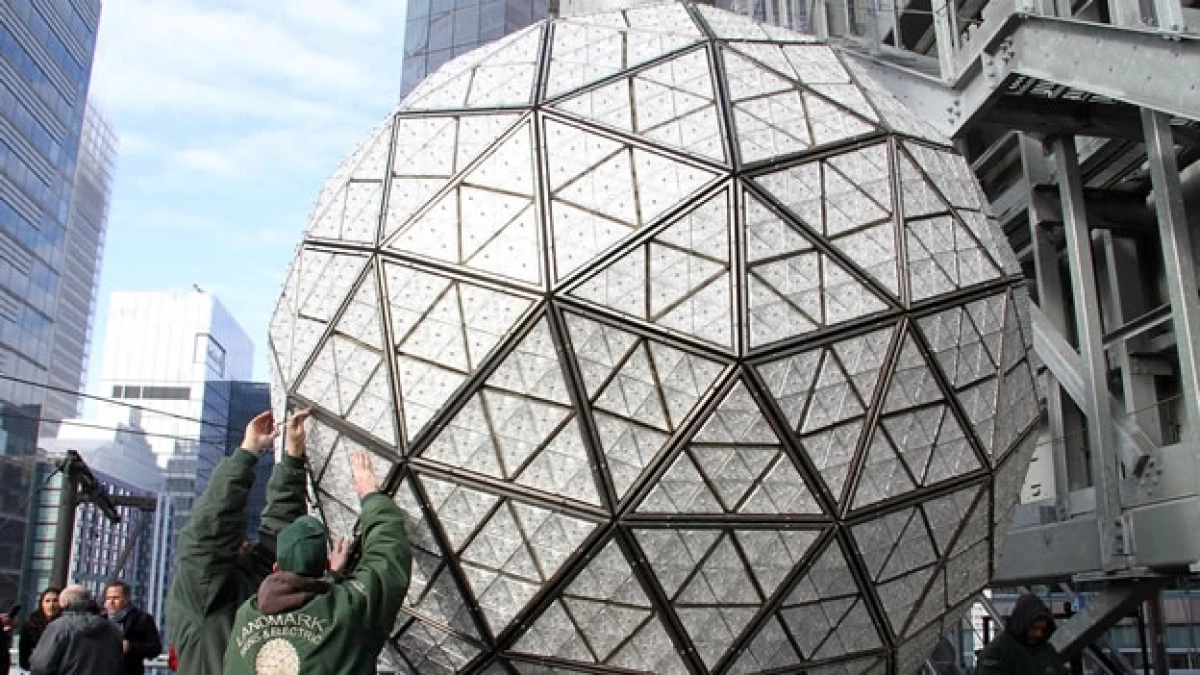 trabajadores construyen bola Año Nuevo Times Square