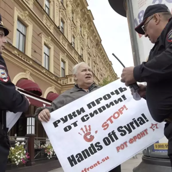 activista en contra de la intervencion en siria