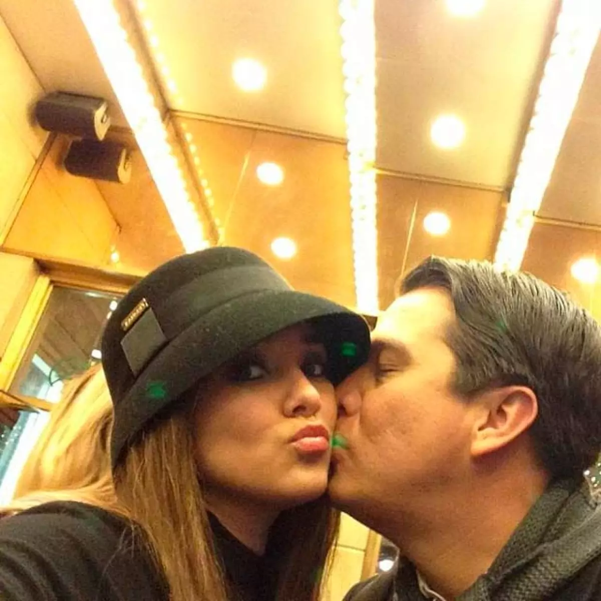 En su Twitter, Sherlyn comenta el frío que hace en Nueva York pero eso no disminuye su felicidad.