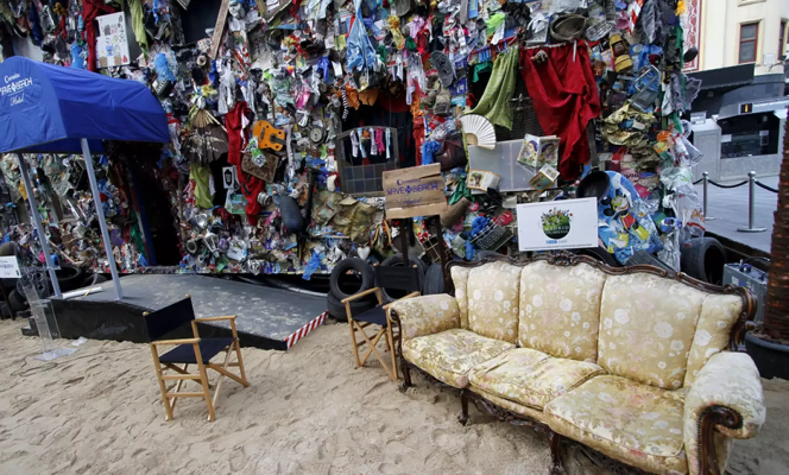 El hotel “Corona Save The Beach” está construido con doce toneladas de residuos encontrados en diversas playas europeas.