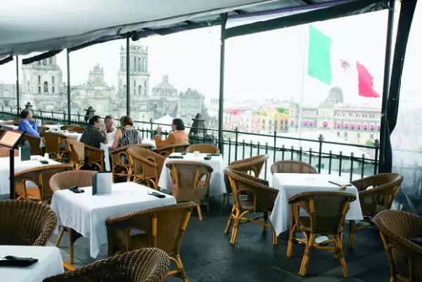 Con vista directa e irrestricta al zócalo y hacia el Palacio de Gobierno.