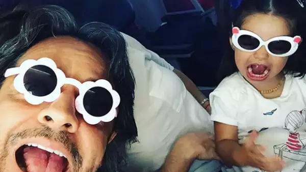 El comediante y su pequeña hija aprovechan hasta los momentos en el avión para divertirse juntos y pasar un buen rato.