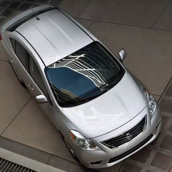 Nissan Versa cuenta con el motor de cuatro cilindros y 1.6 litros, que entrega una potencia de 106 caballos de fuerza.