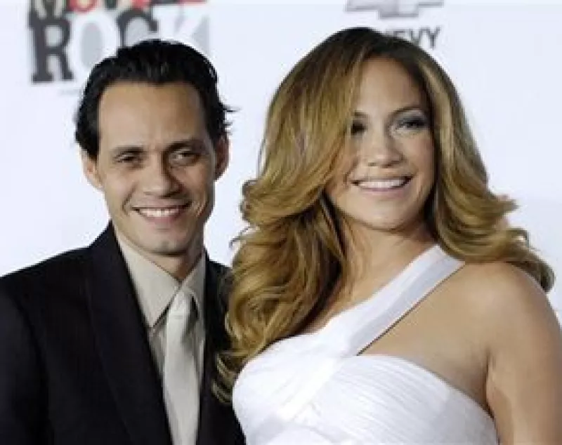 En una corte federal de Los Angeles, los cantantes exigen cinco millones de dólares por una imagen que publicó, sin autorización, una compañía.