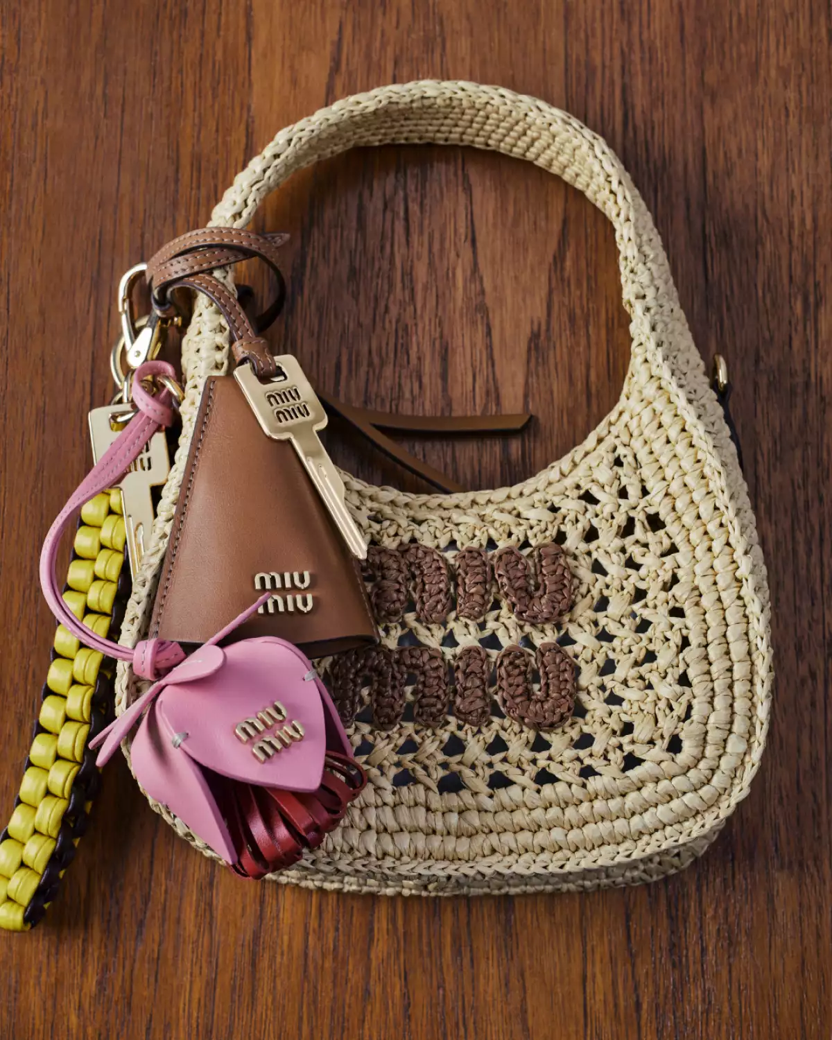 Miu Miu presenta una colección de charms para agregarle personalidad a tu bolsa
