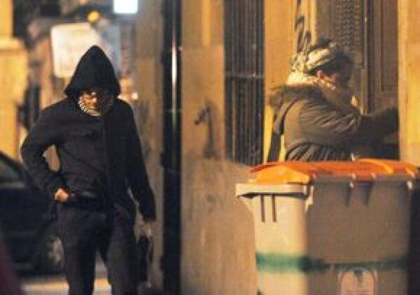 Gael y Dolores a la entrada del departamento donde están viviendo en Madrid.