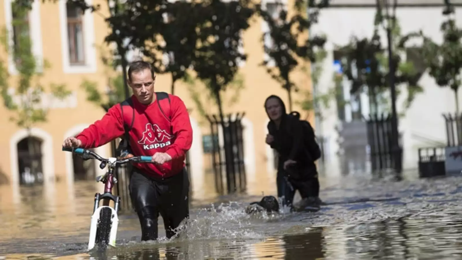 un hombre atraviesa el centro con su bicicleta