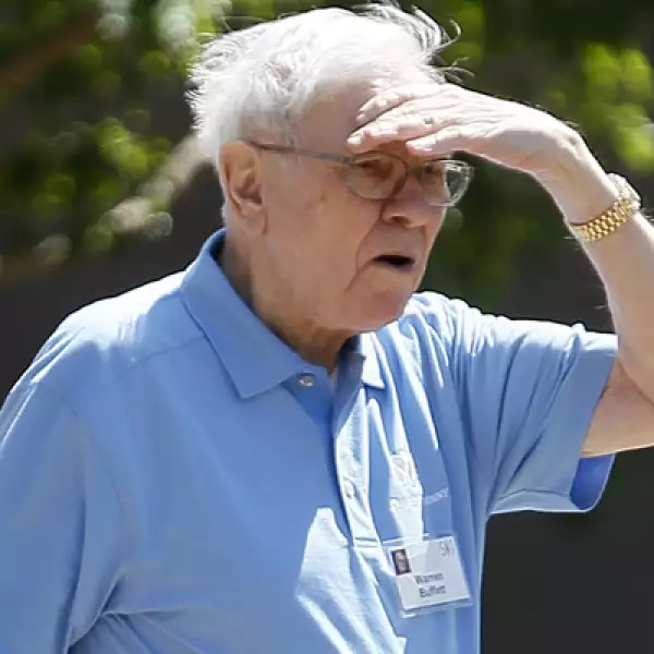 Warren Buffet, CEO de Berkshire Hathaway, a su salida de la primera sesión de la reunión en Sun Valley.